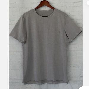Lululemon Men’s Gray Chest Pocket Relaxed Fit Tee Oxford size XL